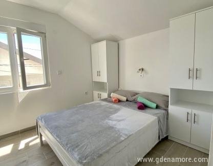 Apartmani Elena, privatni smeštaj u mestu Baošići, Crna Gora - spavaca 1